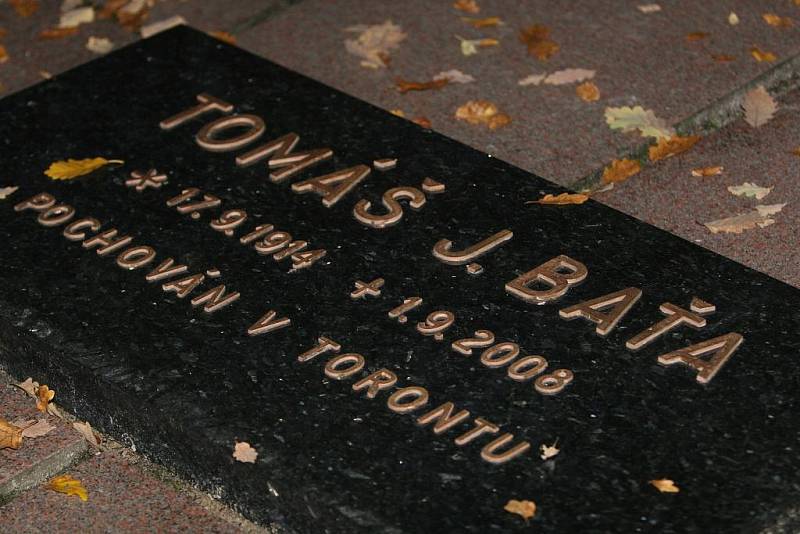 Tisíce lidí vzpomínajících na své zesnulé příbuzné a přátele zamířilo o víkendu na hřbitovy po celém Zlínsku