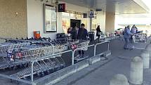 Před vybranými supermarkety ve Zlínském kraji se v sobotu dopoledne fronty netvořily. Zpřísněná vládní opatření se nijak zvlášť neprojevila, nákupních košíků byl dostatek. Foto u supermarketu Kaufland ve Vsetíně.