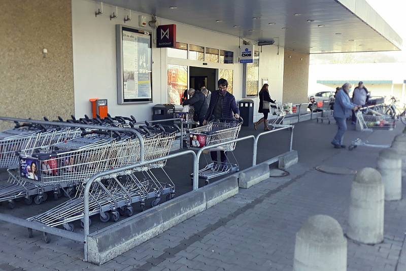 Před vybranými supermarkety ve Zlínském kraji se v sobotu dopoledne fronty netvořily. Zpřísněná vládní opatření se nijak zvlášť neprojevila, nákupních košíků byl dostatek. Foto u supermarketu Kaufland ve Vsetíně.
