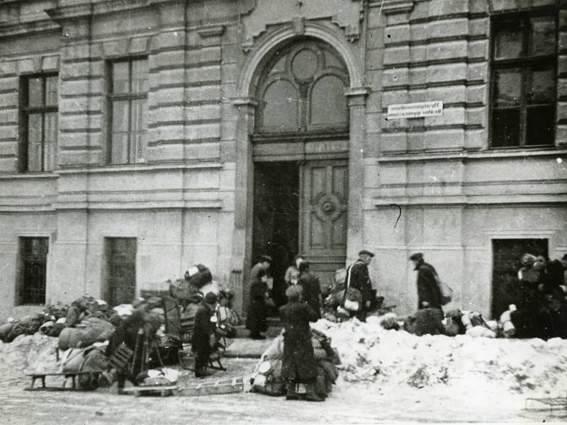 Židé přivážejí svá zavazadla k budově reálného gymnázia, kde bylo provedeno poslední třídění jejich osobních věcí, foto Vilibald Růžička 27. 1. 1943