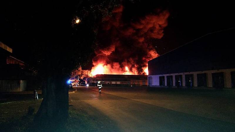 V otrokovickém areálu Toma hoří budova