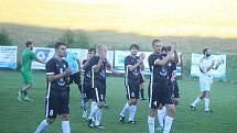 Fotbalisté Březnice (černé dresy) si po roce znovu zahrají osmifinále krajského poháru.