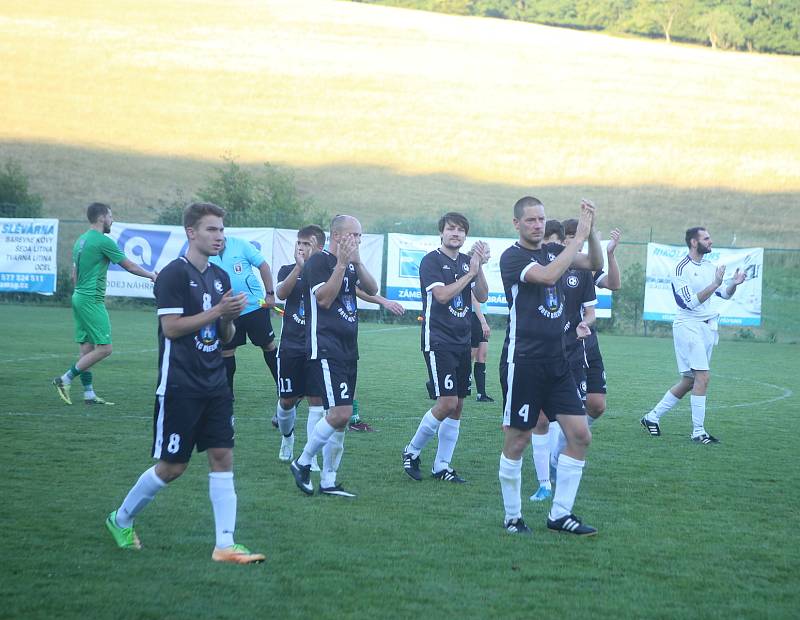Fotbalisté Březnice (černé dresy) si po roce znovu zahrají osmifinále krajského poháru.