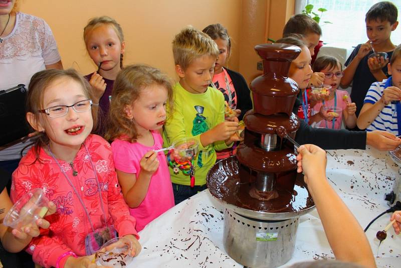 Ve školní jídelně Základní školy Mánesova Otrokovice ochutnávali ve středu 9. září 2015 oběd, který uvařily tamní kuchařky: vyhrály s ním v letošní celorepublikové soutěži O nejlepší školní oběd. Pozváni na něj byli i zástupci města Otrokovice.