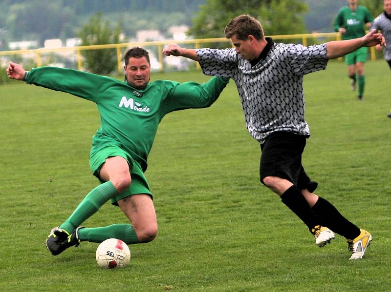 Fotbalisté Mladcové B (v zeleném) proti Kudlovu
