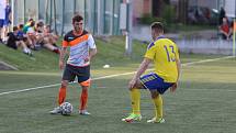 Fotbalisté Baťova (ve žlutém) ve 22. kole krajského přeboru v páteční předehrávce porazili Nevšovou 4:1