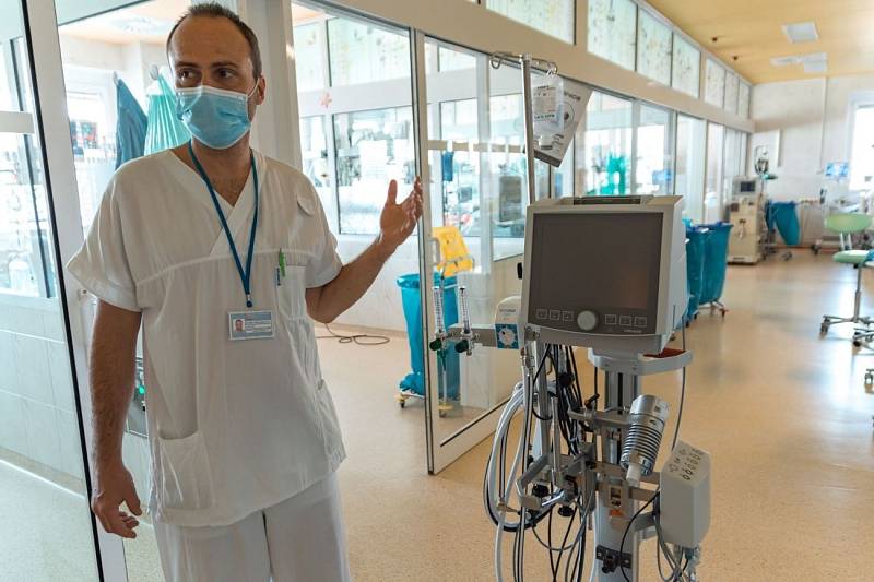 Zlínská nemocnice získala v březnu od největší zdravotní pojišťovny svolení použít u nejzávažnějších pacientů s covid-19 přístroj pro mimotělních oběh, kterých je v zemi jen 70.