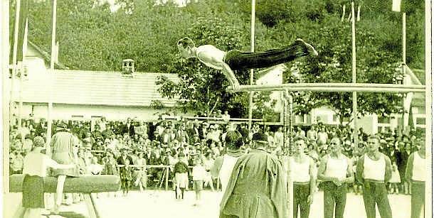 LUHAČOVICE, CVIČENCI. Veřejná cvičení při otevření nové sokolovny v roce 1930. Na bradlech pan Josef Kolář.