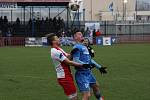 Fotbalisté Otrokovic (modré dresy) ve 22. kola MSFL i bez vyloučeného Kišky zdolali vedoucí Kroměříž 2:1.