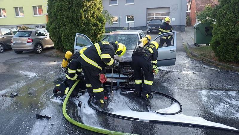 Ve Vizovicích hořelo auto s kombinovaným pohonem.