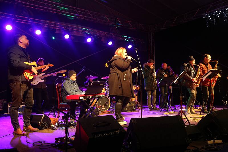 Adventní trhy na náměstí Míru ve Zlíně. Koncert F-dur jazzband.