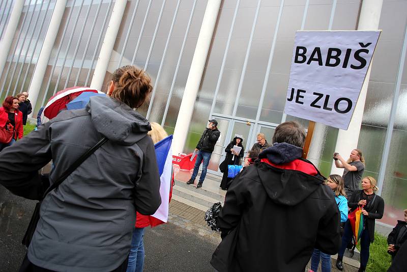 Protest na podporu nezávislosti justice a proti špatné vládě ve Zlíně u památníku T. Baťi.