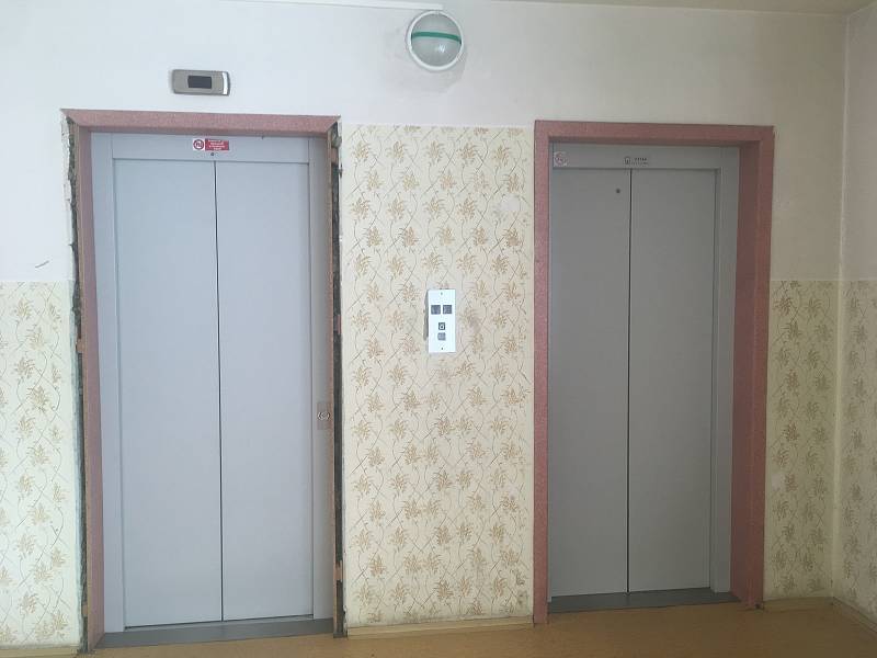 V panelovém domě se stovkami obyvatel na Jižních svazích ve Zlíně nejede již měsíc výtah.