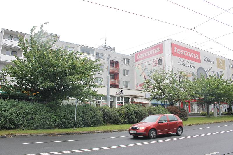 Město Zlín čeká sjednocení vizuálu městských budov. Inspirací je zlínský Obchodní dům i Malá scéna.Hotovo je na Benešově nábřeží, další na řadě je prostor na Dlouhé ulici.