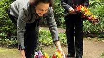 Novou náhrobní desku na Lesním hřbitově ve Zlíně odhalila 18. září 2009 svému zesnulému manželovi Tomáši Baťovi jeho manželka Sonja Bata. Baťa junior tak nyní alespoň symbolicky spočívá vedle své matky a otce