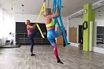 Fly jóga pracuje s prvky klasické jógy, kombinuje je s rehabilitačním cvičením, inspiruje se také gymnastikou i vzdušnou akrobacií. Marianna Bartusková založila sportovní centrum Sky Gym ve Zlíně na Jižních Svazích před čtyřmi lety a v současnosti pracuje