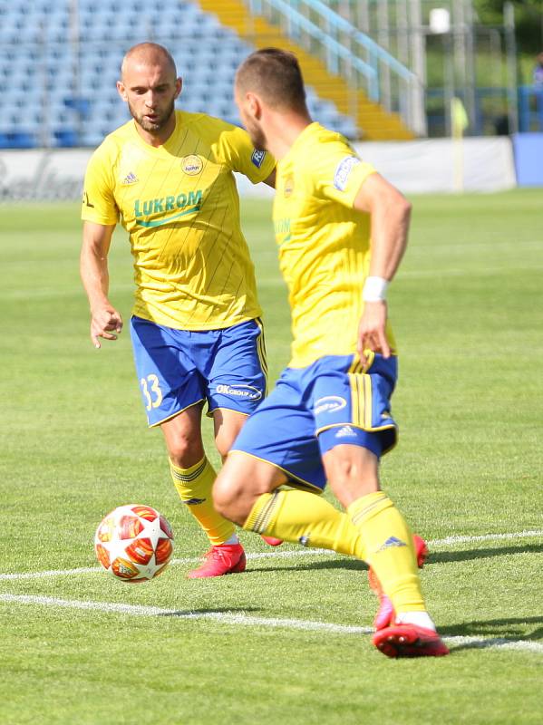 Fotbalisté Fastavu Zlín (ve žlutém) v důležitém zápase bojů o záchranu ve 28. kole v sobotu hostili poslední Příbram. Na snímku Hlinka a Džafič.