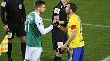 Série tří výher v řadě prvoligových fotbalistů Fastavu Zlín (ve žlutém) v pátek skončila. V rámci 10. kola doma podlehli Jablonci 0:2, který ve druhém poločase využil početní výhodu po vyloučení domácího kanonýra Poznara.