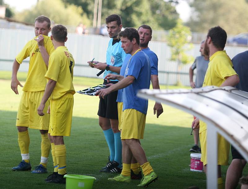 Fotbalisté Napajedel (v bílém) v sobotním 3. hraném kole krajského přeboru doma porazili Nedašov 2:0.