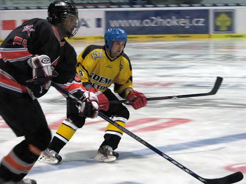 Fotografie z utkání Zlínské Hobby ligy. Torpédo (černá) – Zdema Vikings a O2 – Hamag (bílá).