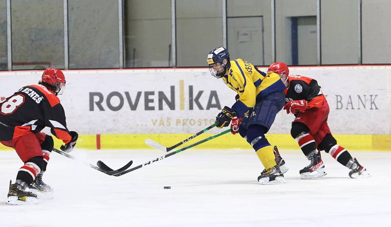 Junioři hokejových Beranů (žluté dresy) v 8. kole nadstavby prohráli s hradeckým Mountfieldem 3:5.