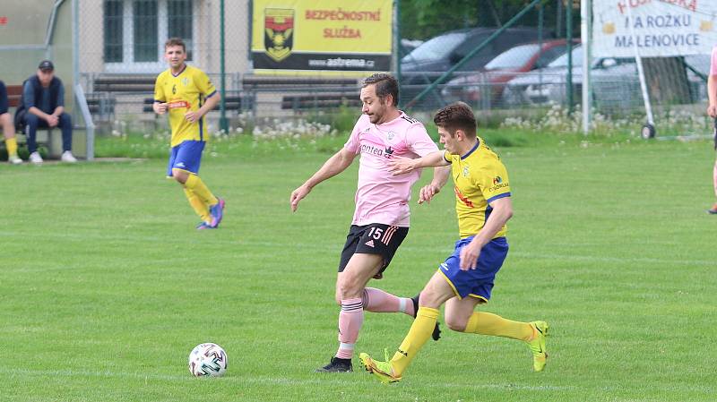 Fotbalisté Malenovic (růžové dresy) ve 21. kole I. B třídy sk. C remizovali se Starým Městem 3:3.