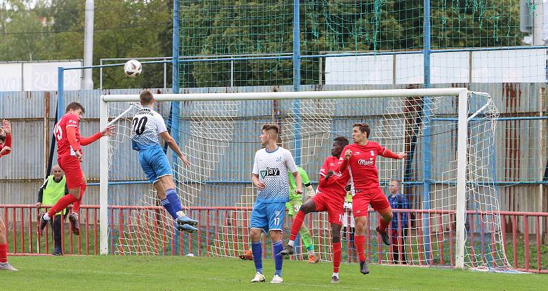 Fotbalisté Otrokovic (modrobílé dresy) proti Blansku prohráli 2:4.