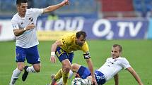 Utkání 12. kola první fotbalové ligy: Baník Ostrava - Fastav Zlín, 5. října 2019 v Ostravě. Na snímku (zleva) Robert Hrubý, Petr Jiráček a Nemanja Kuzmanovič.