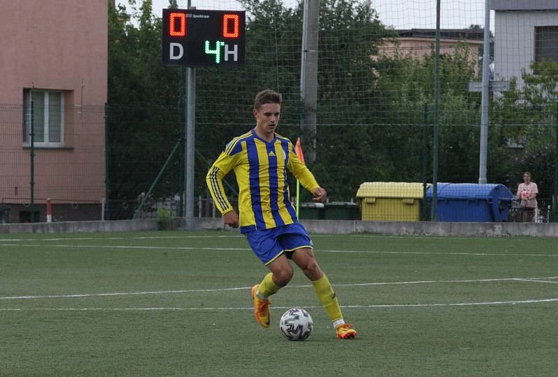 Fotbalisté Uherského Brodu (červené dresy) zvítězili v předkole MOL Cupu nad domácím Baťovem 5:0.