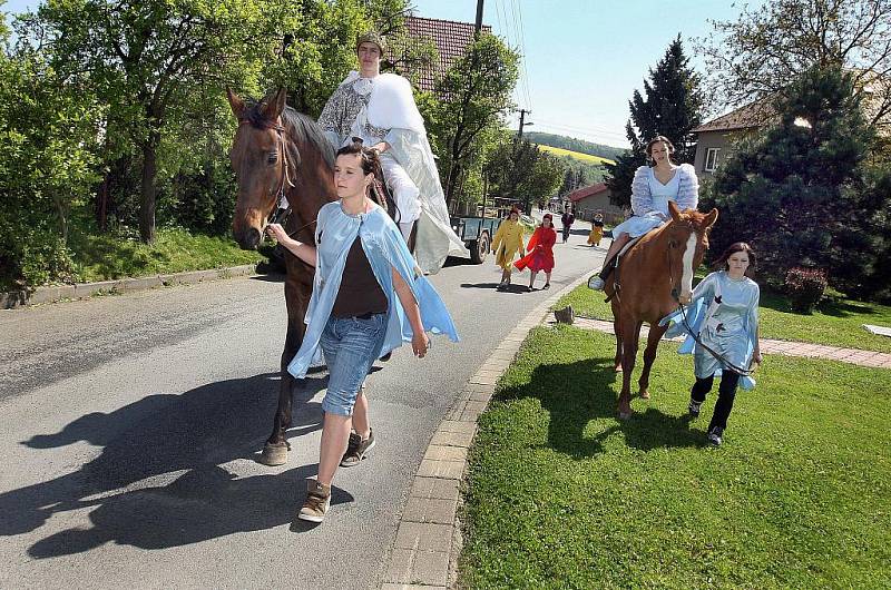 Průvod pohádkového krále a jeho podřízených přešel v sobotu 7. května odpoledne Hvozdnou na Zlínsku.