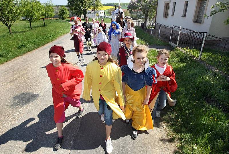 Průvod pohádkového krále a jeho podřízených přešel v sobotu 7. května odpoledne Hvozdnou na Zlínsku.