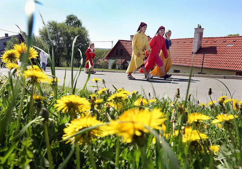 Průvod pohádkového krále a jeho podřízených přešel v sobotu 7. května odpoledne Hvozdnou na Zlínsku.