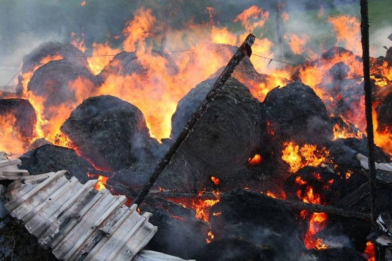 Hasiči likvidovali ve středu 2. května rozsáhlý požár skladovací haly v Horní Lhotě.