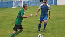 Slušovičtí fotbalisté (modré dresy) doma porazili Velké Karlovice 1:0.