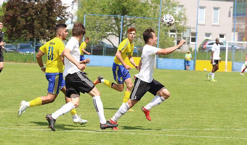 Starší dorostenci Zlína (žluté dresy) v předposledním zápase sezony zdolali Karvinou 2:1.