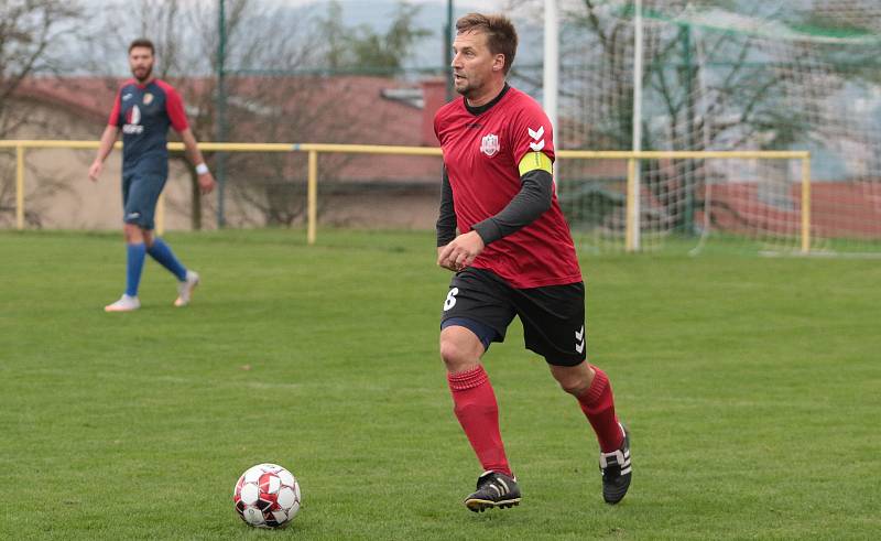 Fotbalisté Mladcové B  (modré dresy) v 10. kole okresního přeboru Zlínska zdolaly Příluky 3:2.