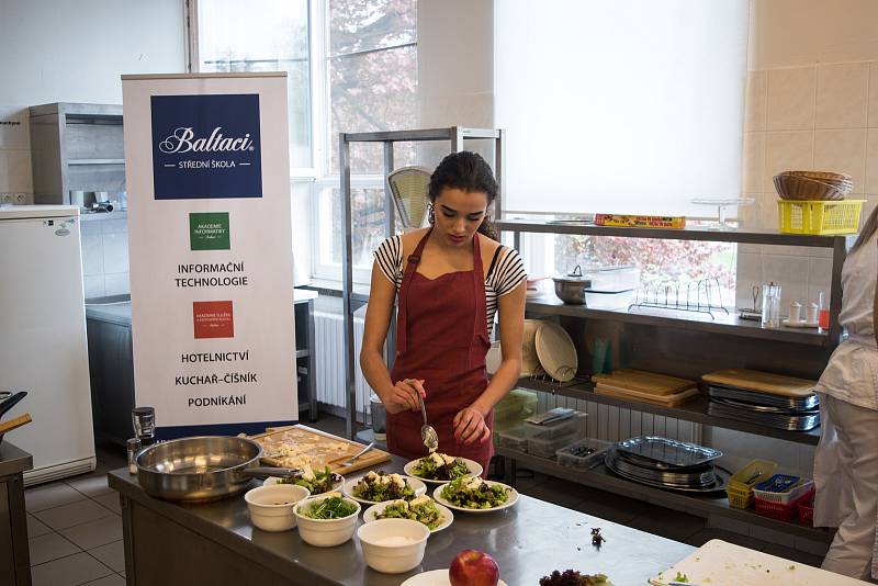 Finalistky Miss OK ze Zlínského kraje se učily vařit na Střední škole Baltaci.