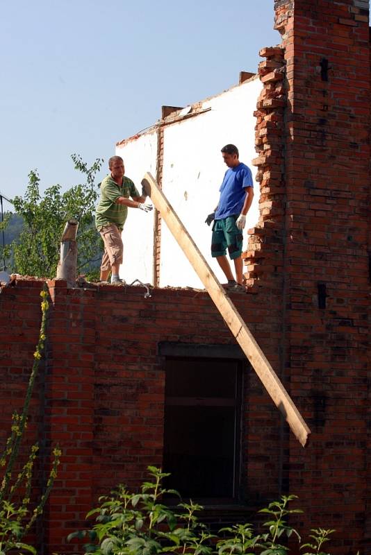 Bourání Baťovských půldomků na ulici Zálešná 10 ve Zlíně.