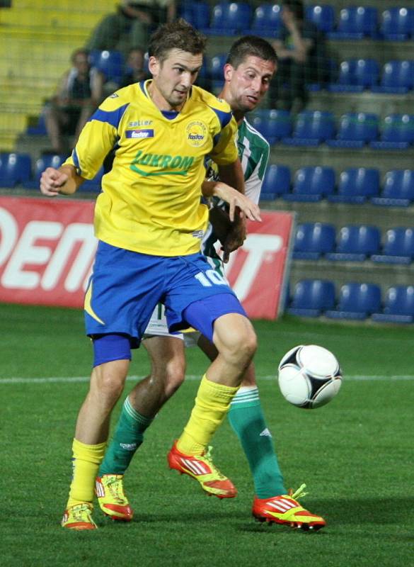 Druholigoví fotbalisté Fastavu Zlín (ve žlutém) ve 4. kole doma podlehli Bohemians 1905 0:1 brankou z velmi příšně nařízené penalty.