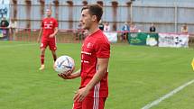 Fotbalisté Kvítkovic (modro-bílé dresy) v Mol Cupu prohráli s Třincem 1:5.