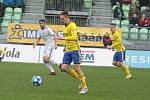 Fotbalisté Zlína (ve žlutých dresech) prohráli na hřišti předposlední Karviné 0:2