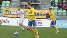 Fotbalisté Zlína (ve žlutých dresech) prohráli na hřišti předposlední Karviné 0:2