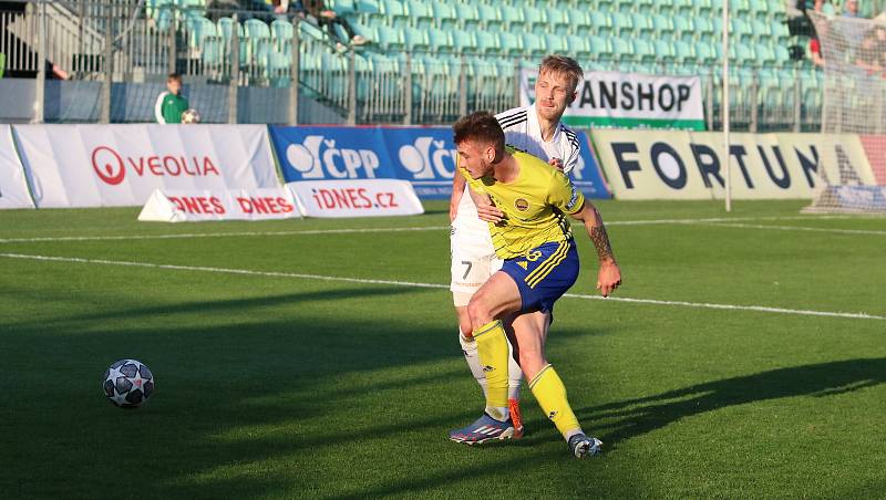 Fotbalisté Zlína (žluté dresy) v úvodním zápase nadstavbové části remizovali na hřišti poslední Karviné 1:1.