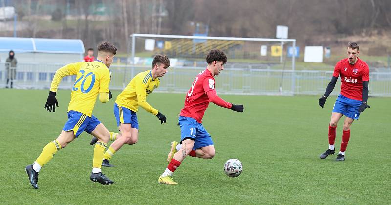 Starší dorostenci Zlína (žluté dresy) ve třetím přípravném zápase remizovali s Rakówem Częstochowa 1:1