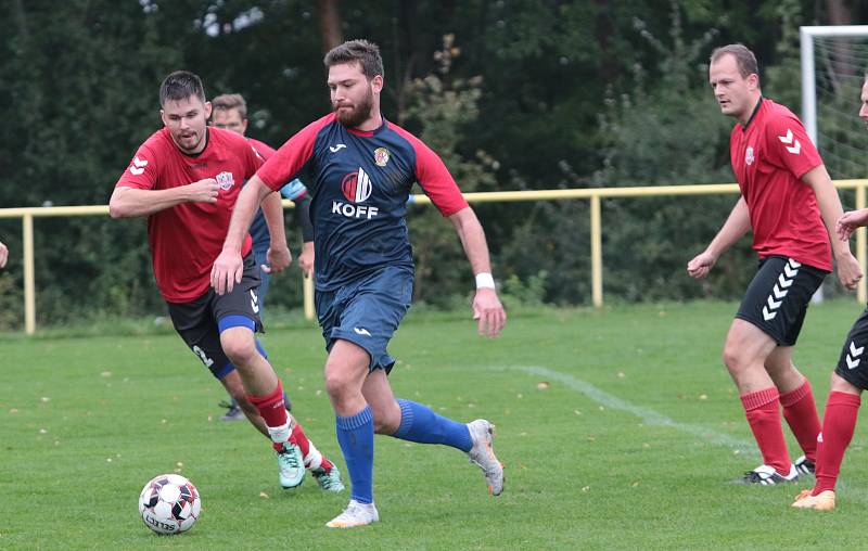 Fotbalisté Mladcové B  (modré dresy) v 10. kole okresního přeboru Zlínska zdolaly Příluky 3:2.