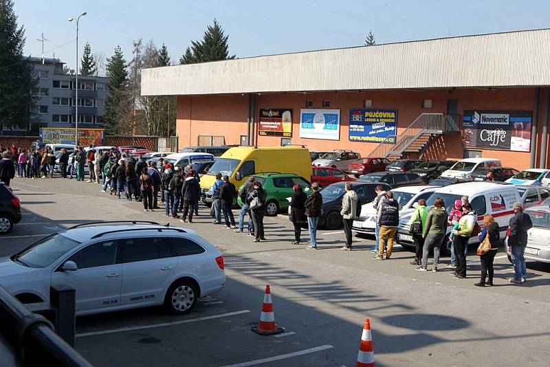 Fronta na vstupenky na hokej PSG Zlín-HC Kometa Brno před zimním stadionem ve Zlíně.