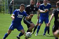 Lídr fotbalové divize E Slavičín (v modrém) ve 23. kole nakonec vydřel vítězství nad Šumperkem 1:0.