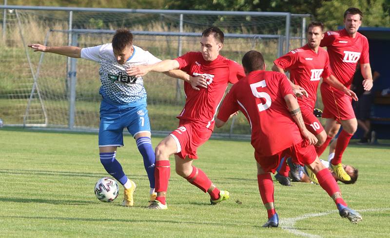 Fotbalisté Otrokovic (v modrobílých dresech) proti Slavičínu potvrdili roli favorita.