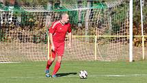 Fotbalisté Mladcové (červené dresy) v šlágru víkendu I.B. třídy skupiny B porazili Lužkovice 4:0.