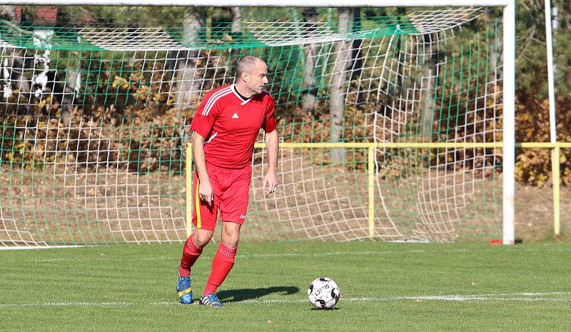 Fotbalisté Mladcové (červené dresy) v šlágru víkendu I.B. třídy skupiny B porazili Lužkovice 4:0.